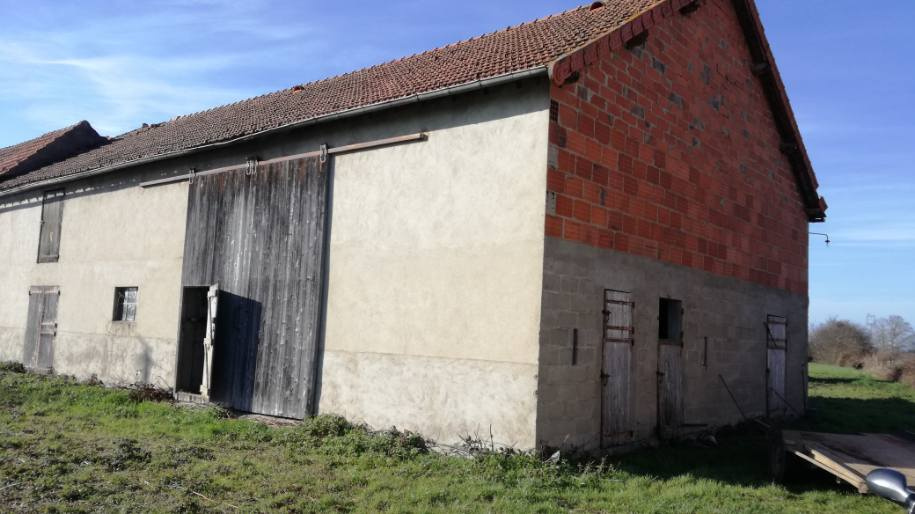 Terrain avec grange à rénover en campagne proche Vichy